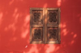 Architecture;-Carved-shutters;-Comoros-Archipelago;-Craft;-Detail;-France;-Indian-Ocean;-Kaleidos;-Kaleidos-images;-La-parole-à-limage;-Laurent-Abad;-Mayotte;-Red-wall;-Stories-Pictures;-Wood